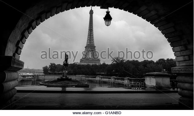 eiffel-tower-view-from-bir-hakeim-bridge-paris-france-g1anbd