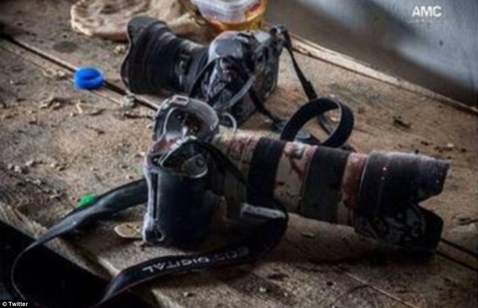 article-2527992-1A42931D00000578-558_970x626