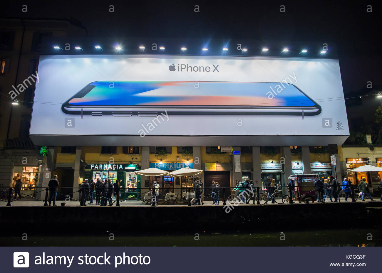 giant-billboard-in-the-bohemian-navigli-district-of-milan-for-apples-KGCG3F