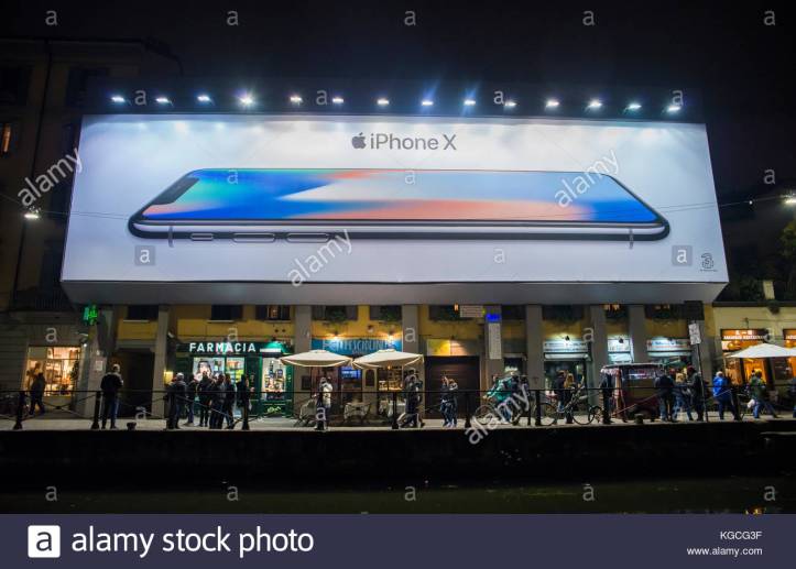 giant-billboard-in-the-bohemian-navigli-district-of-milan-for-apples-KGCG3F