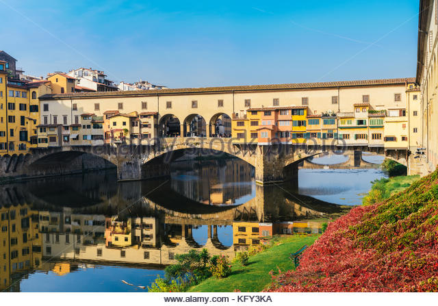 ponte-vecchio-old-bridge-in-florence-tuscany-italy-on-a-beautiful-kfy3ka