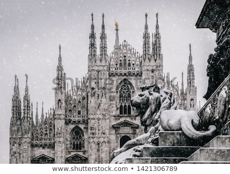 snow-falling-on-statue-lion-450w-1421306789